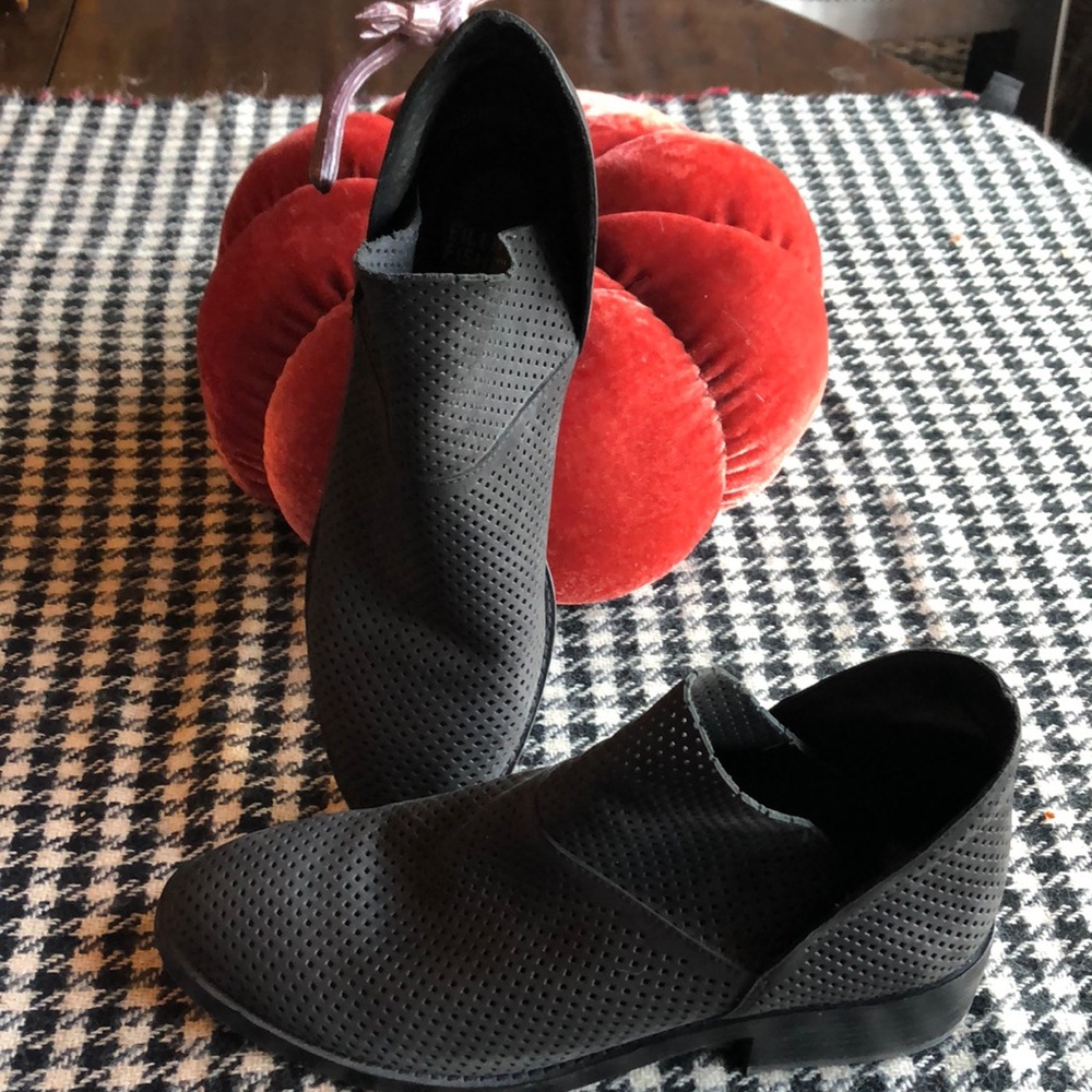 Eileen Fisher Black Leaf Booties Size 7 with Diamond Shaped decorative piercings